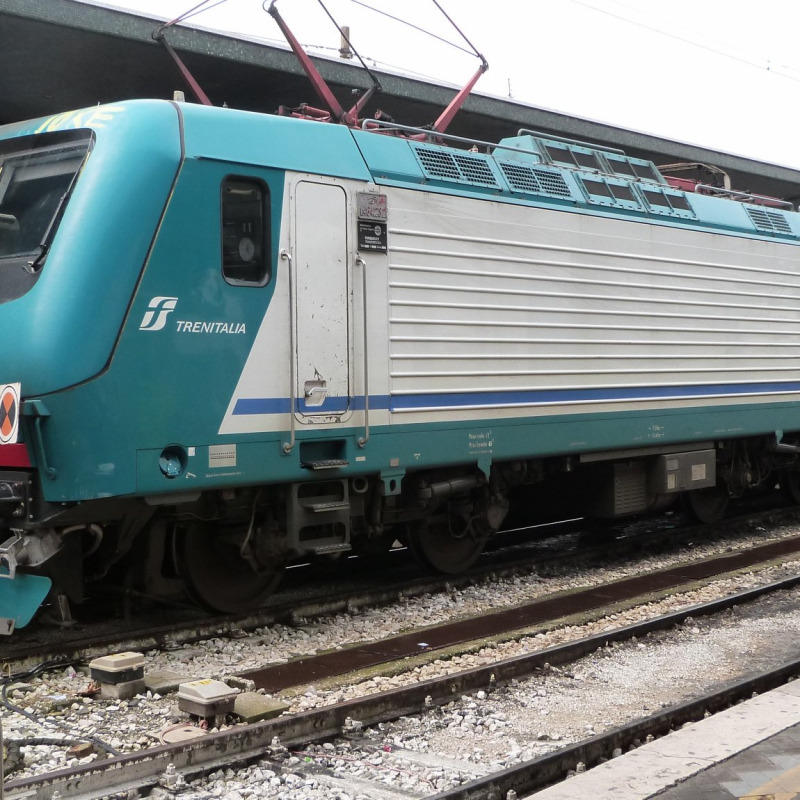 Bloccano il treno per 40 minuti: 4 denunce a Pavia