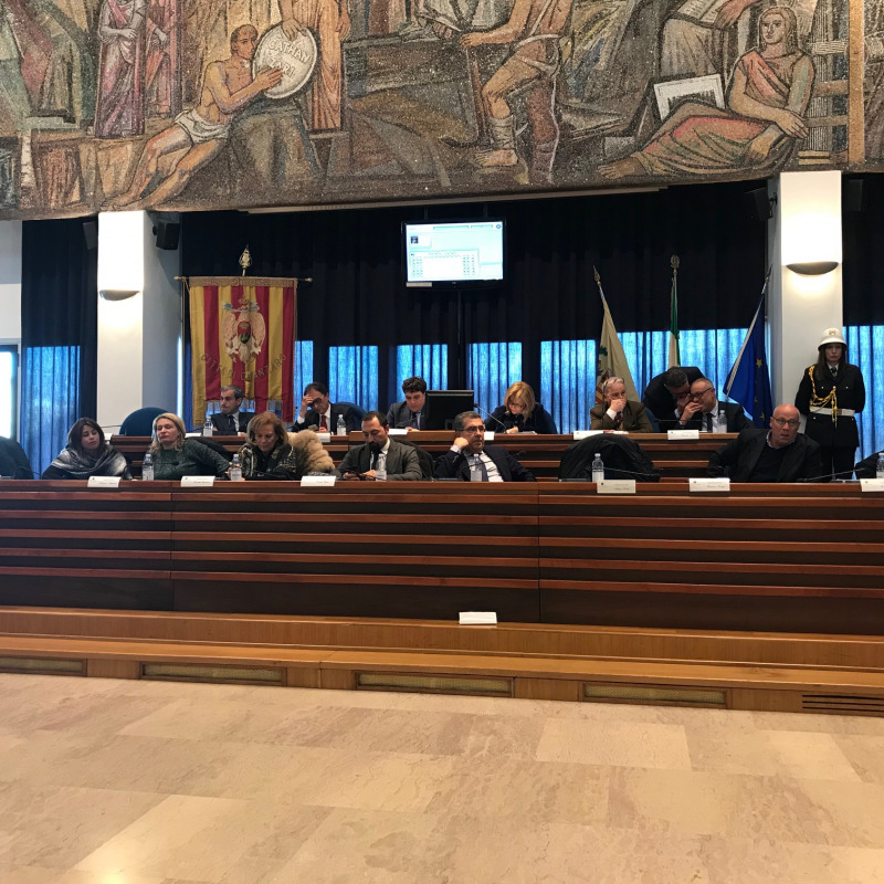La seduta del Consiglio comunale di Catanzaro nella sala della provincia