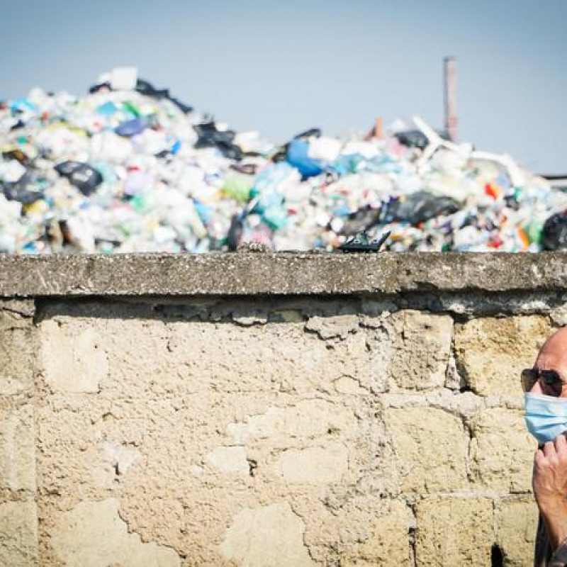 Una foto simbolica delle emergenze rifiuti