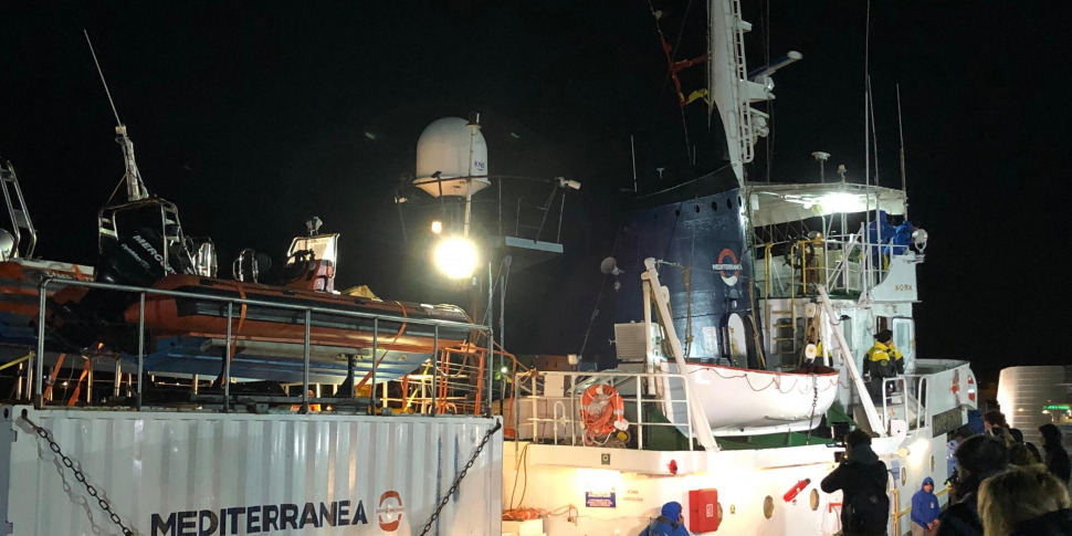 Tre migranti ferite trasbordate dalla Sea Eye e portate a Lampedusa Tre migranti ferite trasbordate dalla Sea Eye e portate a Lampedusa