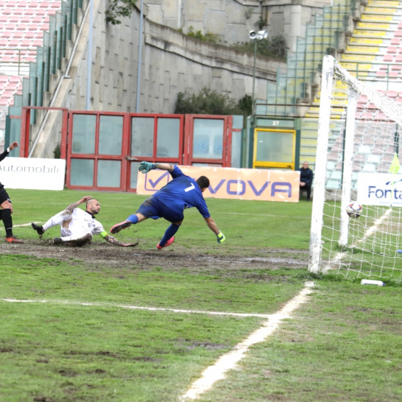 Pietro Arcidiacono realizza il provvisorio 2-0 alla Nocerina (foto Rocco Papandrea)