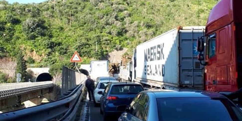 Tamponamento tra due tir e due auto a Villabate: traffico paralizzato per diversi km sulla Catania Palermo Tamponamento tra due tir e due auto a Villabate: traffico paralizzato per diversi km sulla Catania Palermo