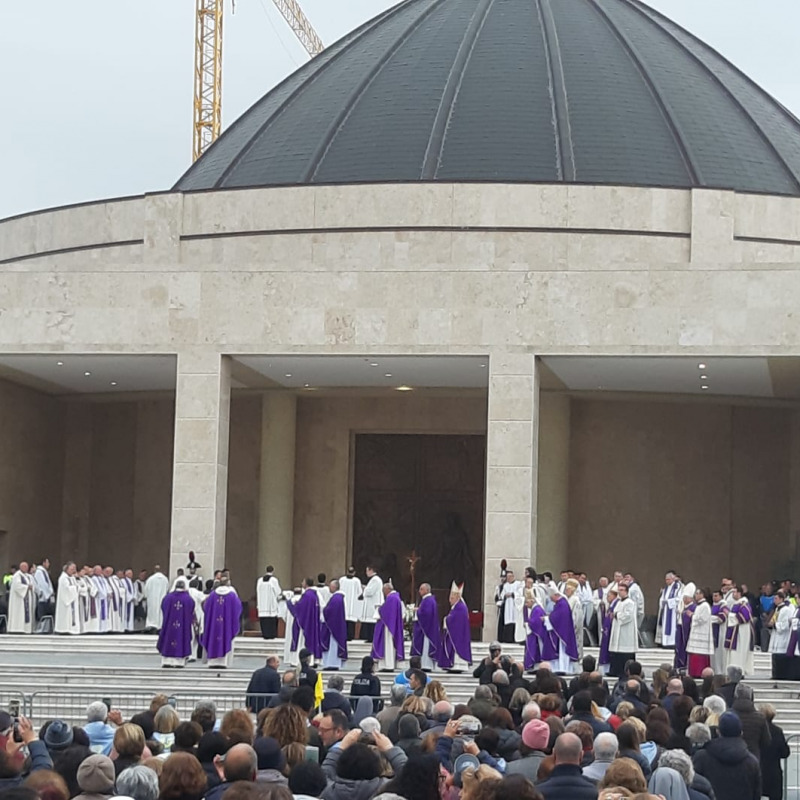 Un momento della cerimonia che ha avviato la causa di beatificazione di Natuzza