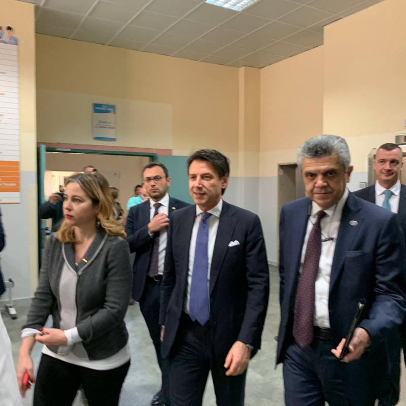 Il premier Conte e l'ex ministro Grillo all'interno dell'ospedale di Reggio (foto Attilio Morabito)