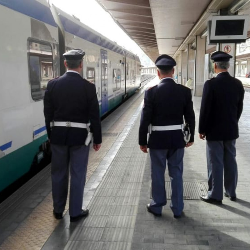 Agenti della Polizia ferroviaria in una stazione