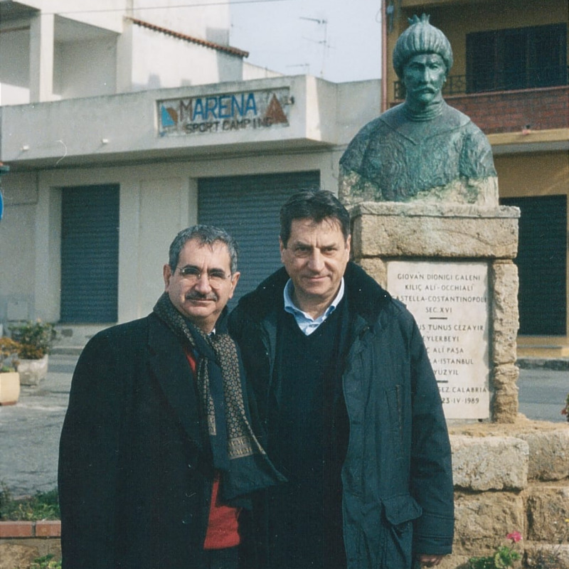 Vito Teti e Claudio Magris davanti alla statua di Ucciali