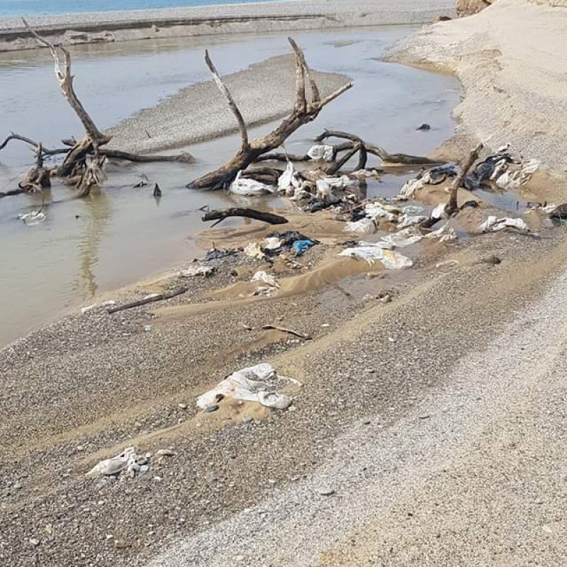 I rifiuti della vecchia discarica dell'Angitola chiusa tantissimi anni fa e riesumata dalle mareggiate