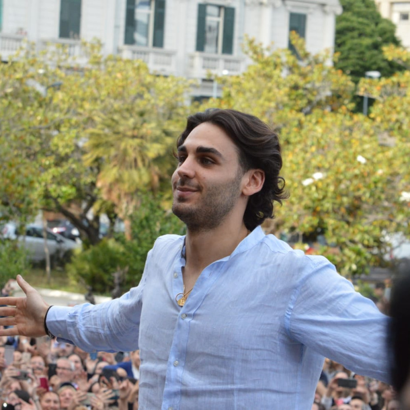 L’attesa, la musica, le lacrime e gli abbracci: così Messina ha accolto il "suo" Alberto - Video