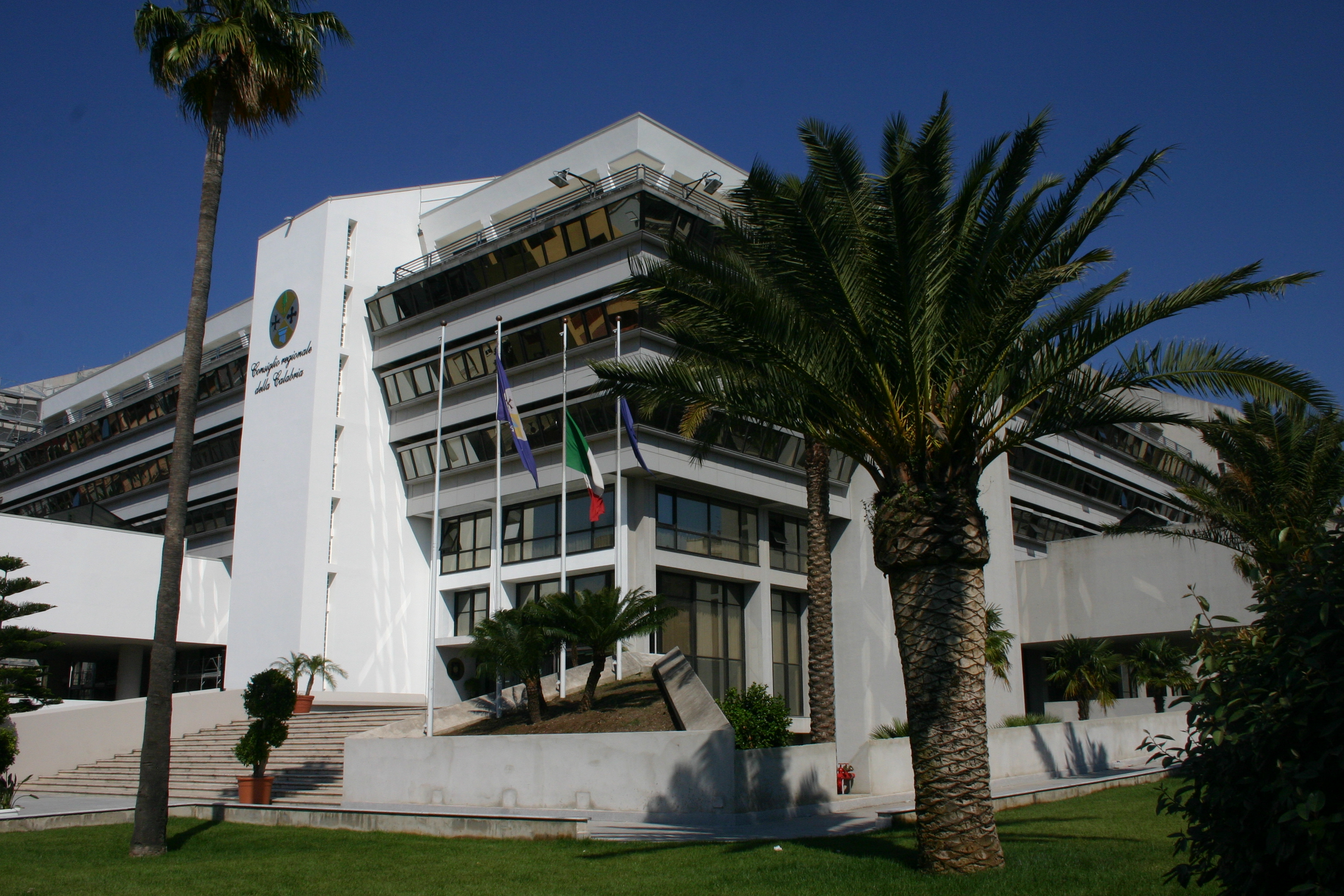 Referendum sullo Statuto, scontro in Calabria: rilievi della Corte dei Conti e accuse di ostruzionismo