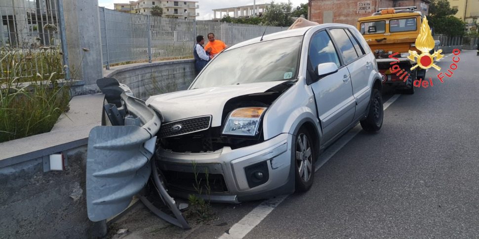 Incidente Stradale A San Sostene Auto Perde Il Controllo E Finisce Contro Il Guardrail