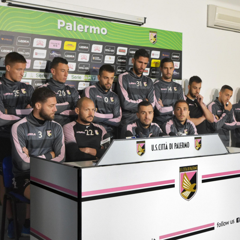I giocatori del Palermo durante la conferenza stampa presso il centro sportivo "Tenete Onorato"