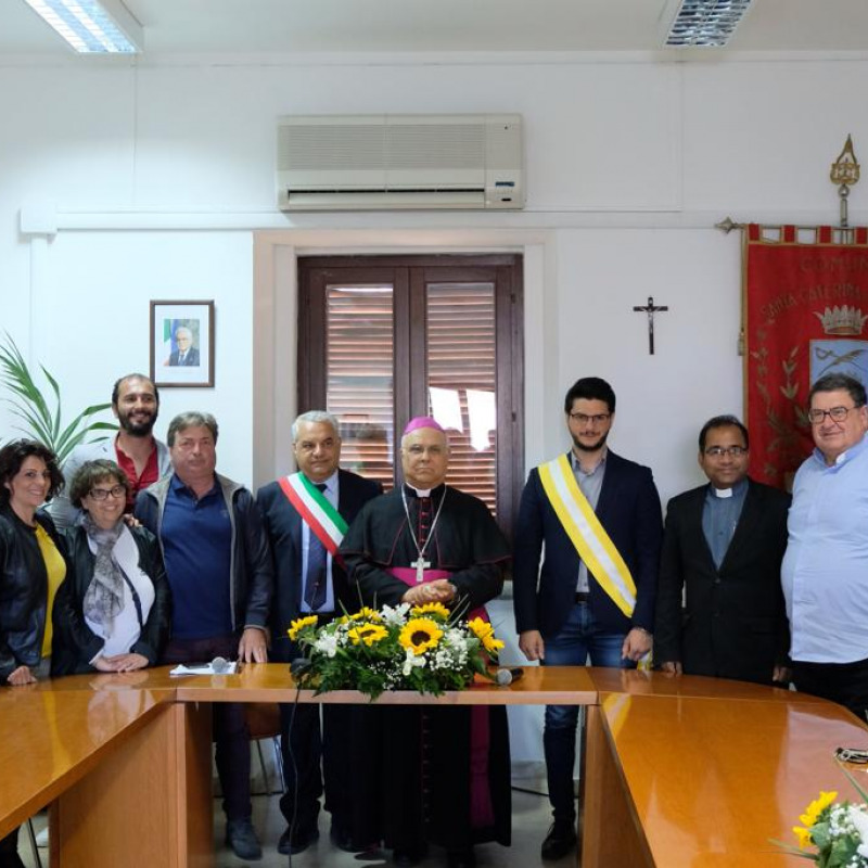 Il vescovo Vincenzo Bertolone con l'amministrazione comunale
