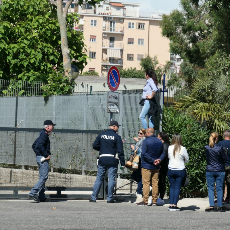 I parenti dei fermati davanti al tribunale di Crotone