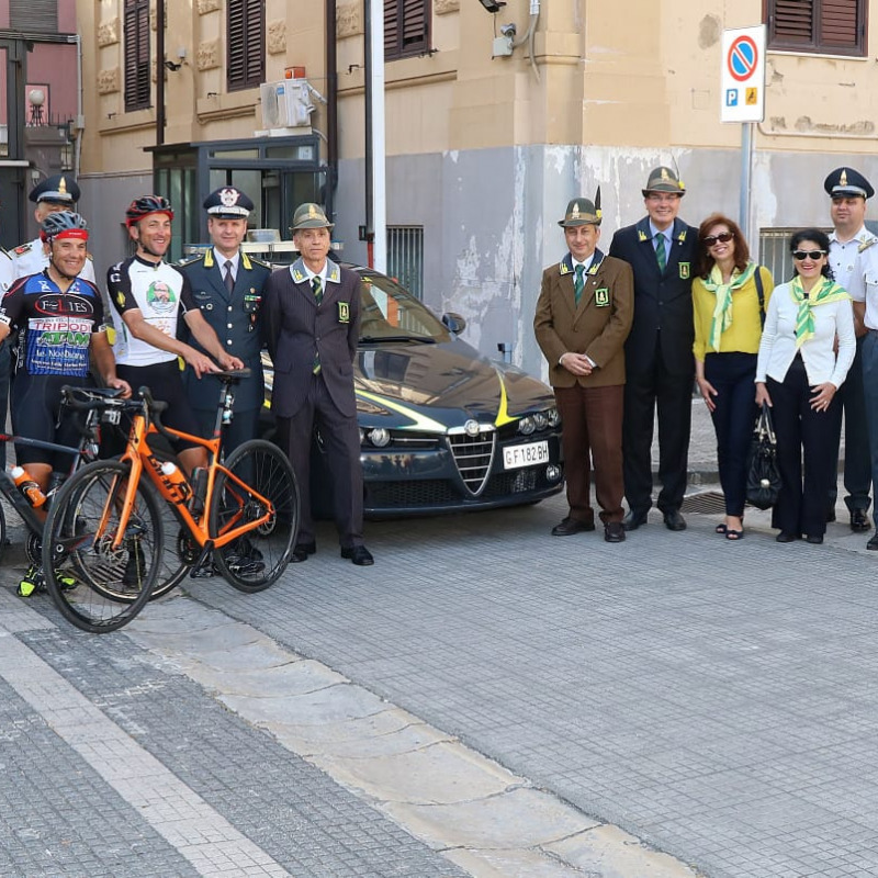 In bici da Milano a Barcellona Pozzo di Gotto per ricordare un finanziere scomparso - Video