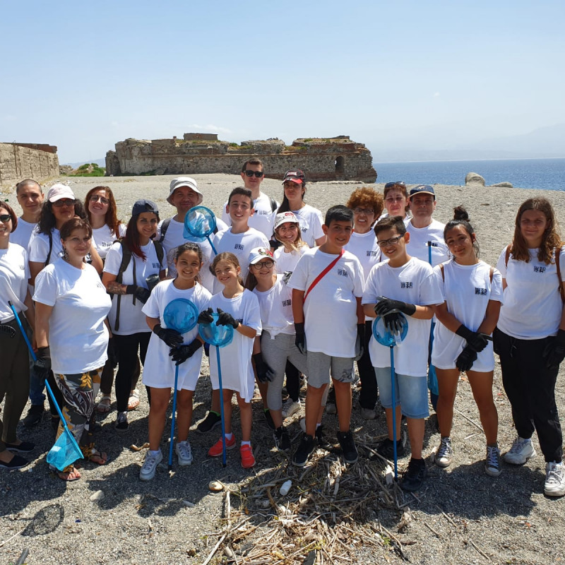 Messina, giovani volontari all'opera per pulire le spiagge della zona Falcata - Foto