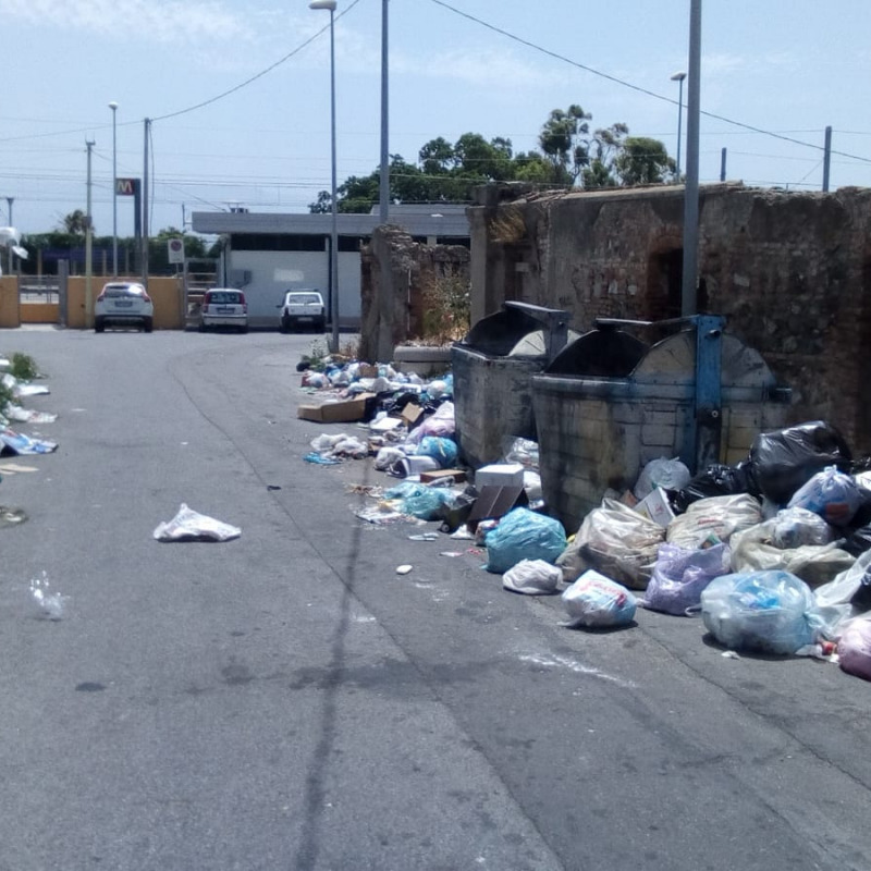 Una recente foto di rifiuti a Messina, nella zona di via Salita Larderia