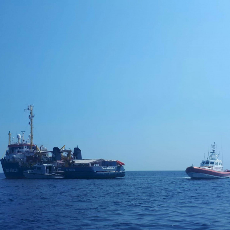 La Sea Watch ferma al largo di Lampedusa