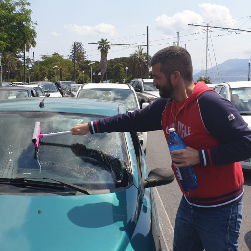 Ordinanza anti accattonaggio a Messina, consigliere comunale lava i vetri per protesta - Video