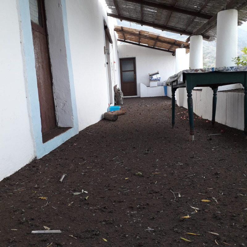 Stromboli, il giorno dopo l'eruzione Ginostra ricoperta di polvere vulcanica - Foto