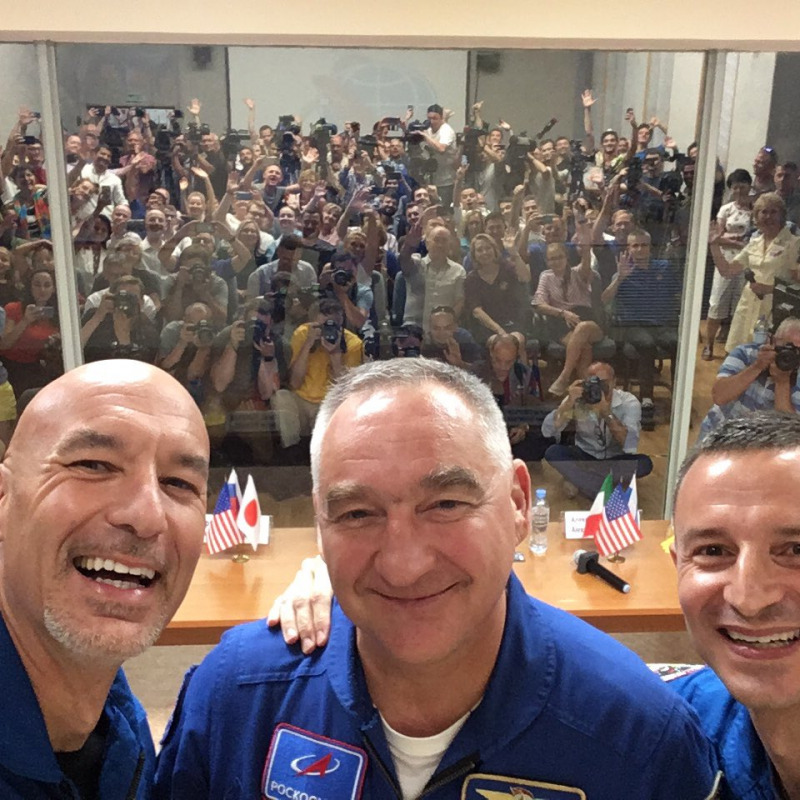 Missione Beyond, Luca Parmitano si prepara al lancio: sui social saluti e foto