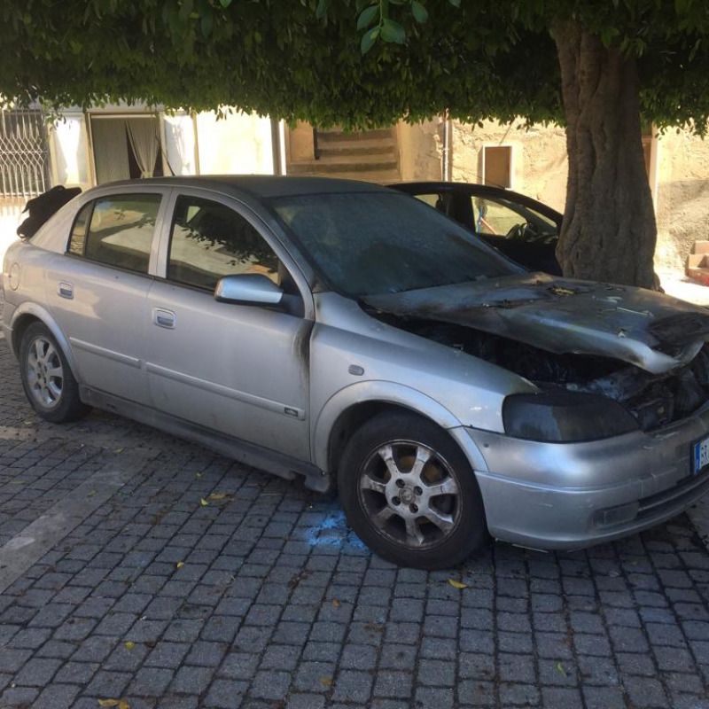 L'Opel Astra di don Nunzio Maccarone con il vano motore bruciato