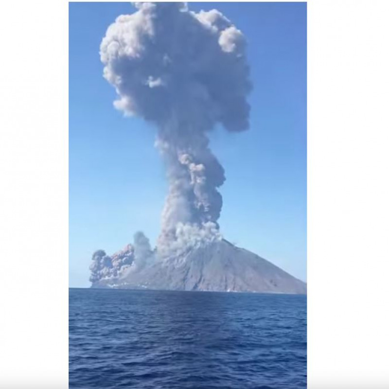 Lo Stromboli erutta e tra la popolazione torna l'incubo tsunami - Gazzetta  del Sud