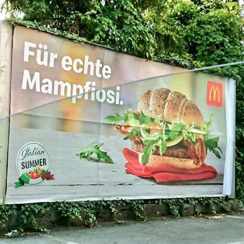 Uno dei cartelloni di McDonald's