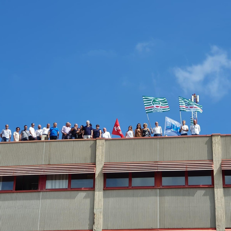 Corap schiacciato dai debiti e vicino al default, la protesta dei dipendenti a Lamezia - Foto