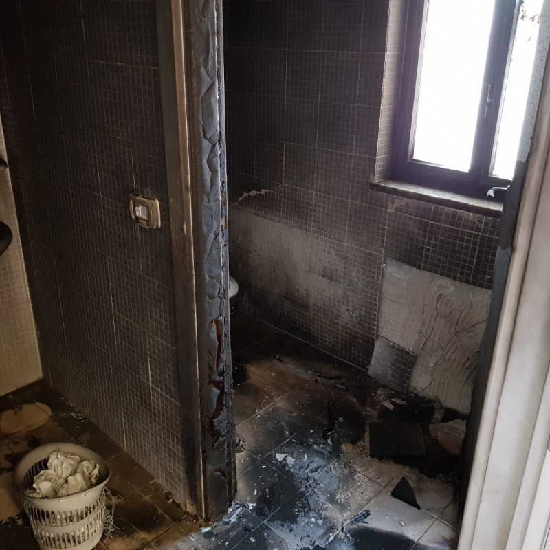 Vandali al Gran camposanto di Messina, fiamme in una delle sale: danni ingenti