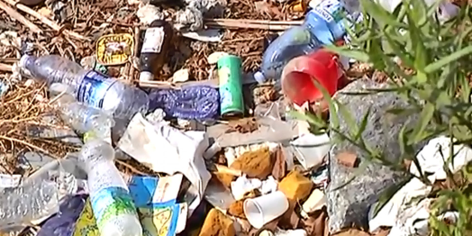 Messina, passeggiata a mare nel degrado: plastica e rifiuti deturpano l'affaccio