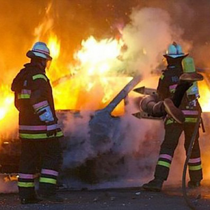 Auto in fiamme (Foto archivio)