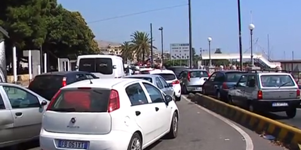 Giornata da bollino rosso per il controesodo, ore di attesa agli imbarcaderi