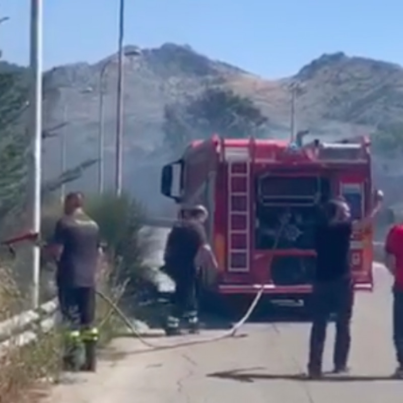 Uno degli incendi in provincia di Palermo