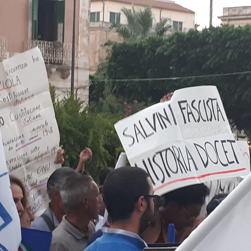Cartelli di contestazione nei confronti di Salvini a Siracusa