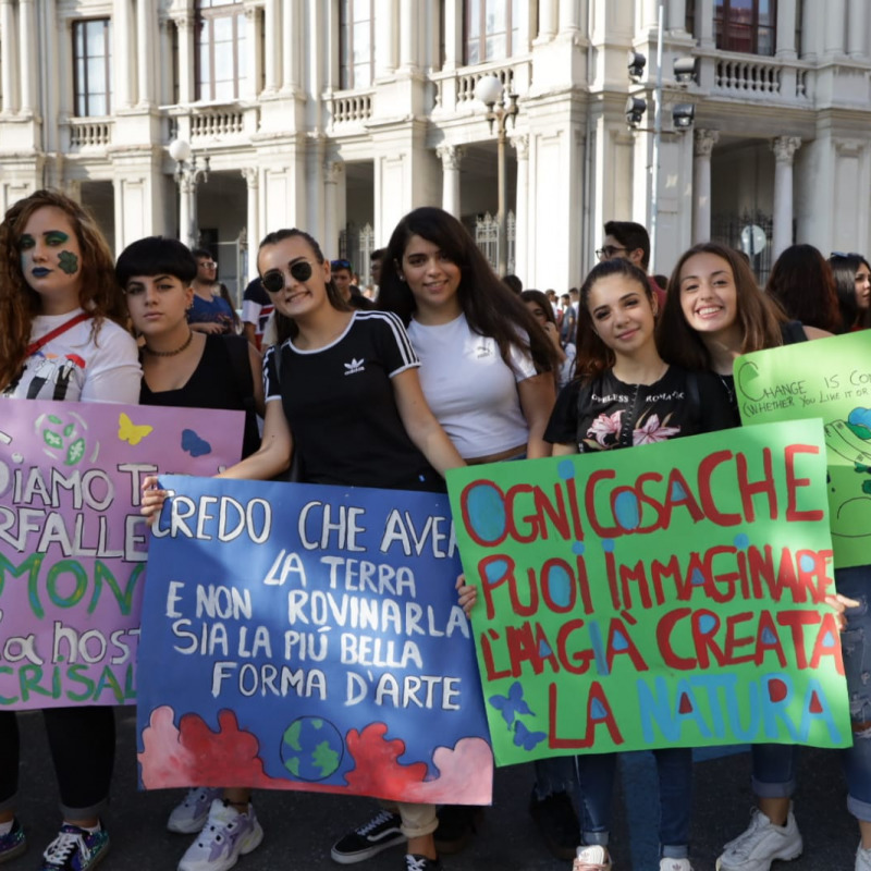 Clima, migliaia di studenti in piazza: cortei anche a Messina e in Calabria