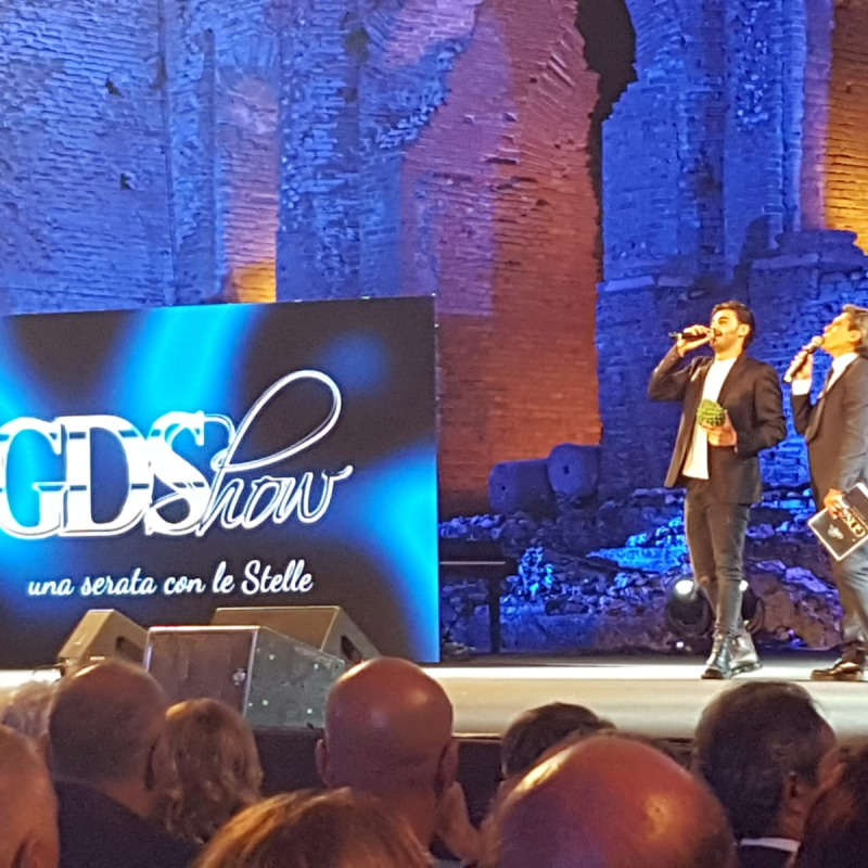GDShow, il tenore messinese Alberto Urso canta i Queen a Taormina