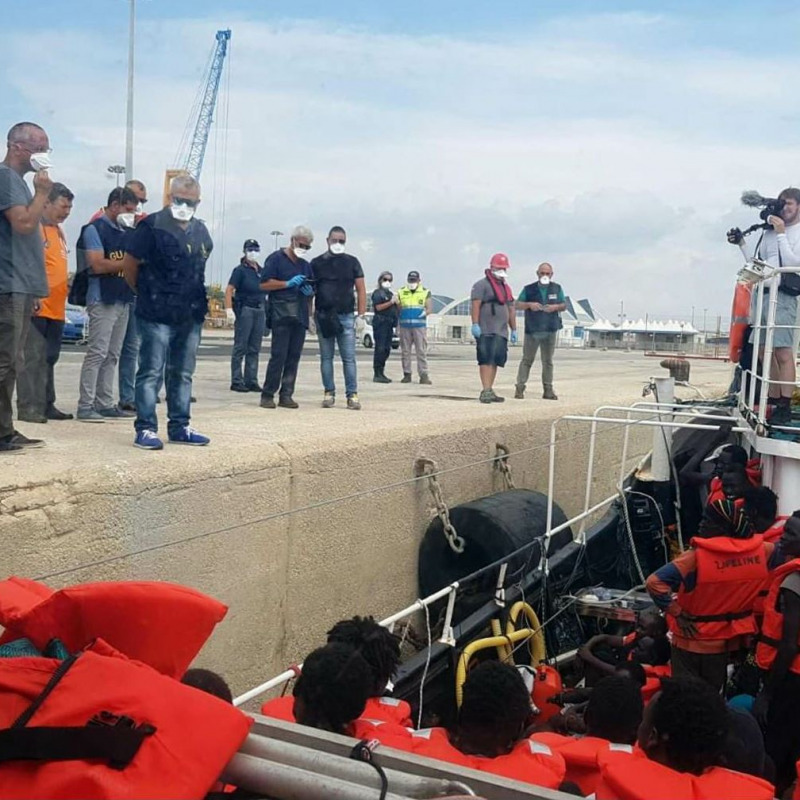 La nave Eleonore con oltre 100 migranti a bordo entra nel porto di Pozzallo