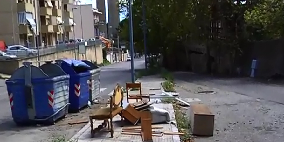 Messina, via Torrente Trapani simbolo dell'inciviltà: diventa una discarica a cielo aperto