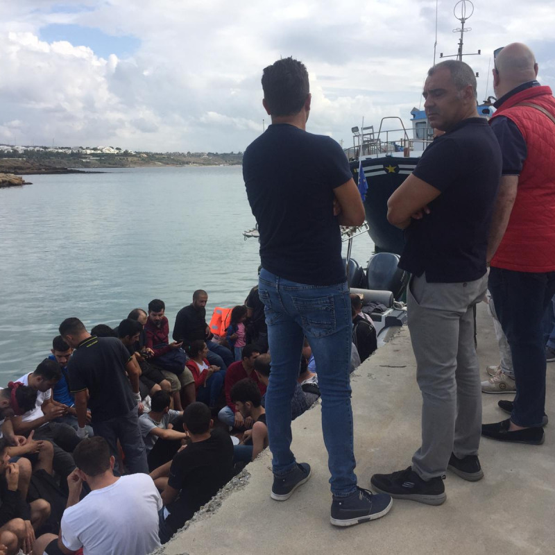 Lo sbarco dei migranti stamattina a Le Castella