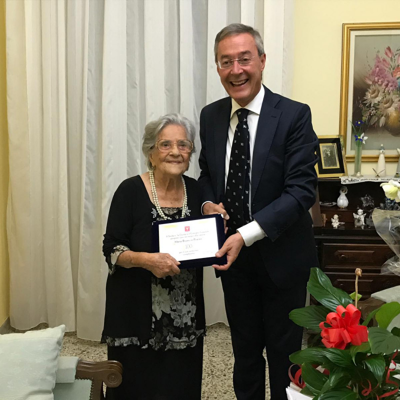 Nonna Maria e il sindaco Lucio Greco
