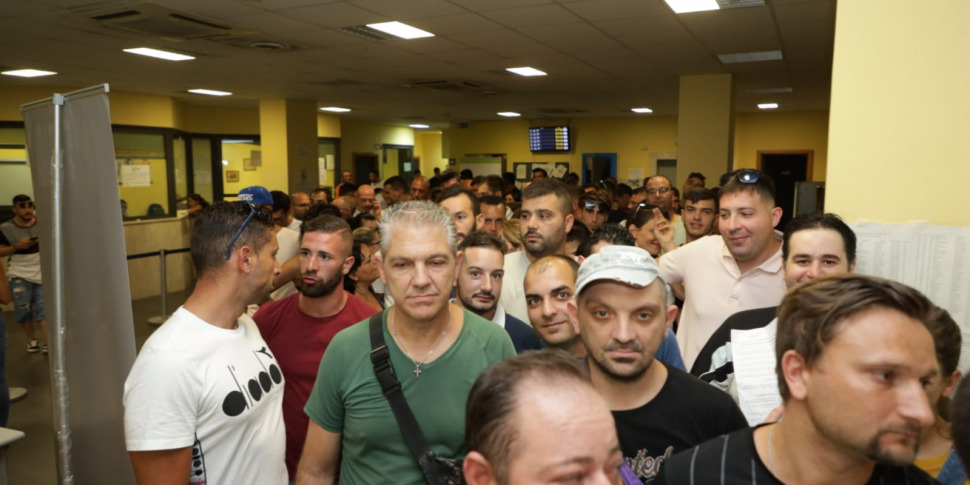 Dal giovane laureato alla mamma sola, le voci della gente in fila per un lavoro di netturbino a Messina