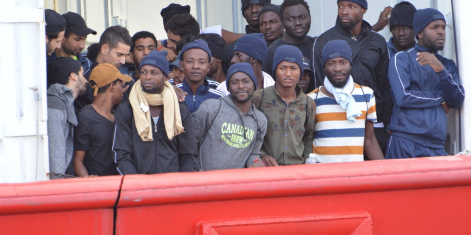 La Ocean Viking A Messina Con Migranti Lo Sbarco Al Molo