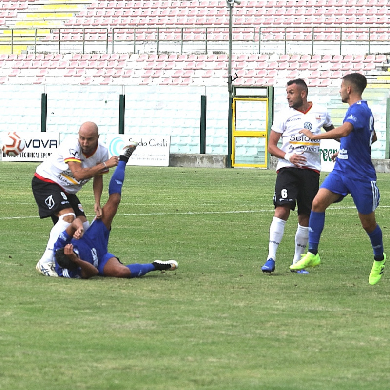 I giallorossi Coralli e Bruno in azione in Acr Messina-Marsala 0-0 (foto Rocco Papandrea)