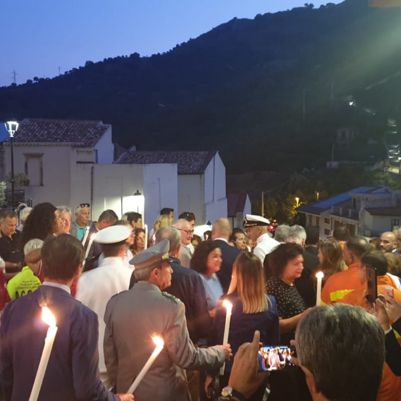 Un fiume di candele e la voglia di rinascita: Giampilieri ricorda le 37 vittime dell'alluvione - Foto