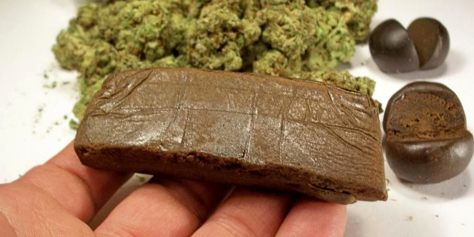 catania un chiosco green di hashish con prezzi e sconti la scoperta dei carabinieri ad aci sant antonio