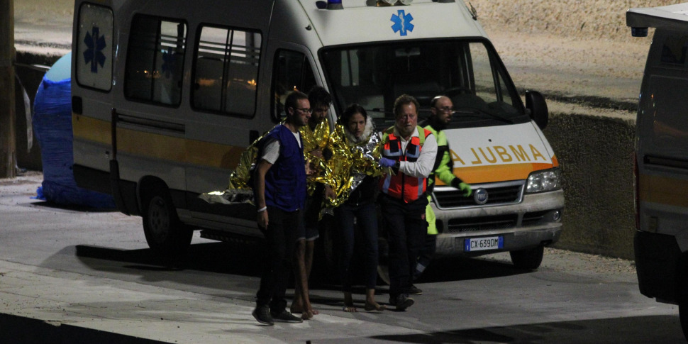 si sono gettati in mare per chiedere aiuto a una barca scomparsi tra le onde tre migranti a largo di lampedusa