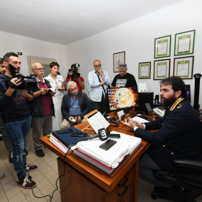 L'incontro del capo della Mobile di Crotone, Nicola Lelario con i giornalisti