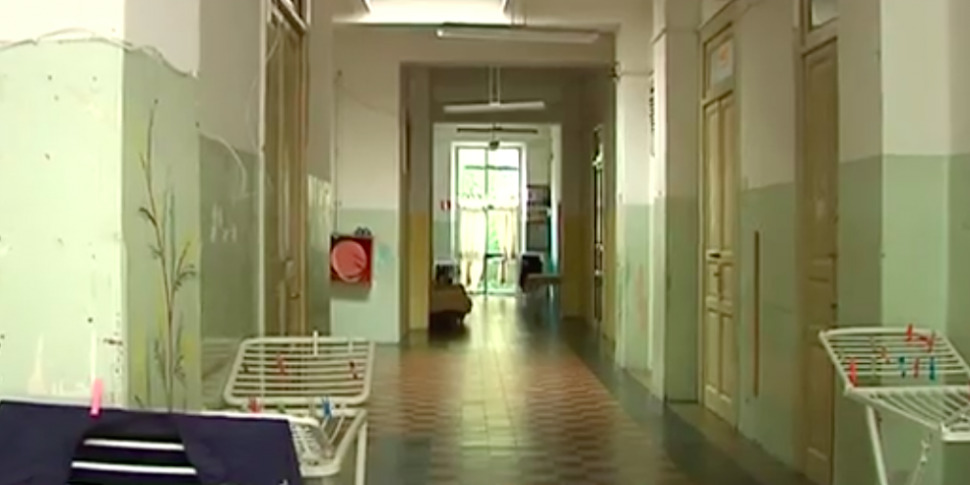 Messina, ventuno persone vivono in una ex scuola a Paradiso: ora sperano in un alloggio