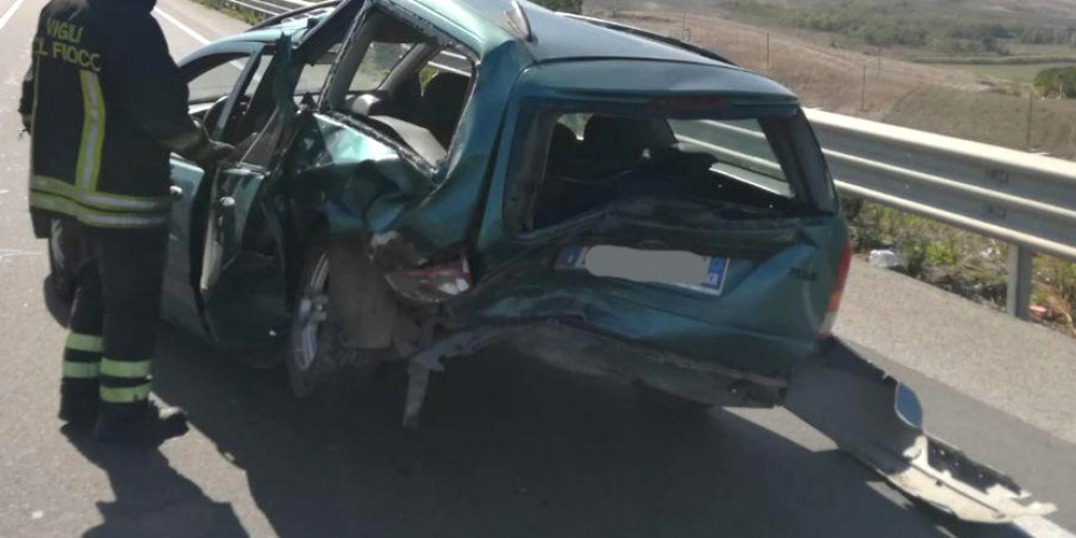 Catanzaro, scontro violento tra due auto sulla statale 106: due feriti ...
