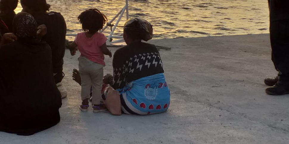 nuovo sbarco a lampedusa in 58 su un barchino di 7 metri ci sono anche donne e minori da Gazzettadelsud.it nuovo sbarco a lampedusa in 58 su un barchino di 7 metri ci sono anche donne e minori